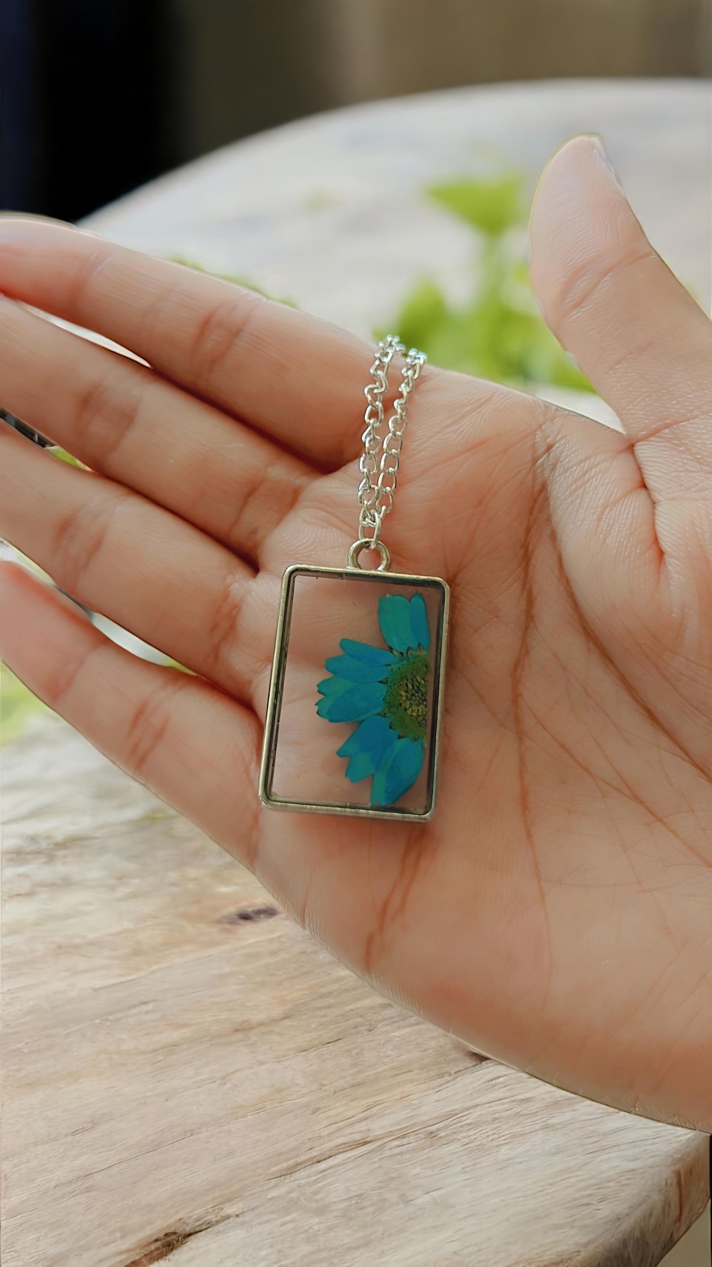 Blue Daisy Glow Necklace